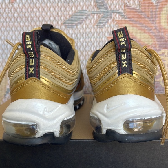 Nike WMNS Air Max 97
Metallic Gold/Black/White/ Varsity Red
Size 6.5
DQ9131-700 - Picture 7 of 16